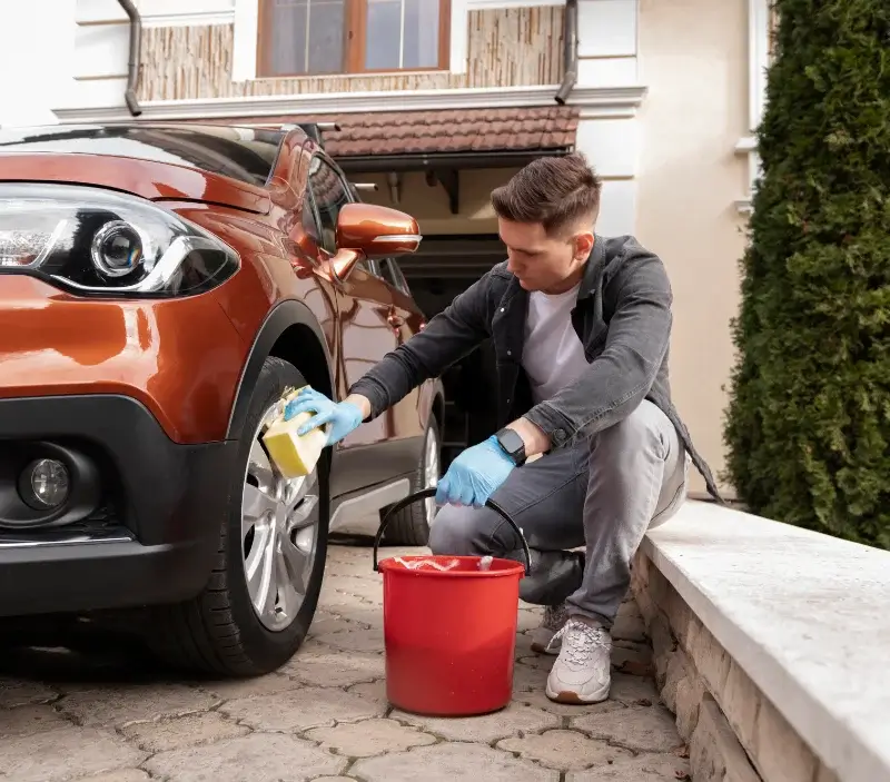 Lavage auto à domicile Montval-sur-Loir : professionnel intervenant sur un véhicule